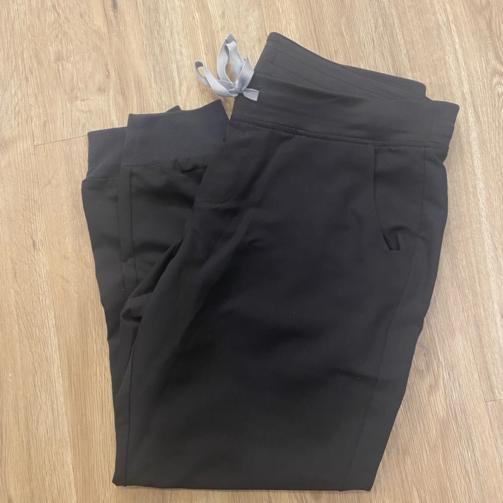 Figs Zamora Jogger in Black